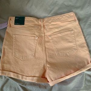 NWT- peach color shorts